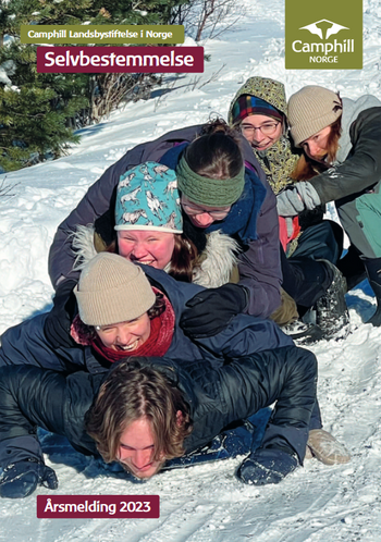 Glade folk som aker på magen i stabel!